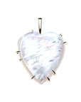 Heart pendant in mother of pearl with gold prongs