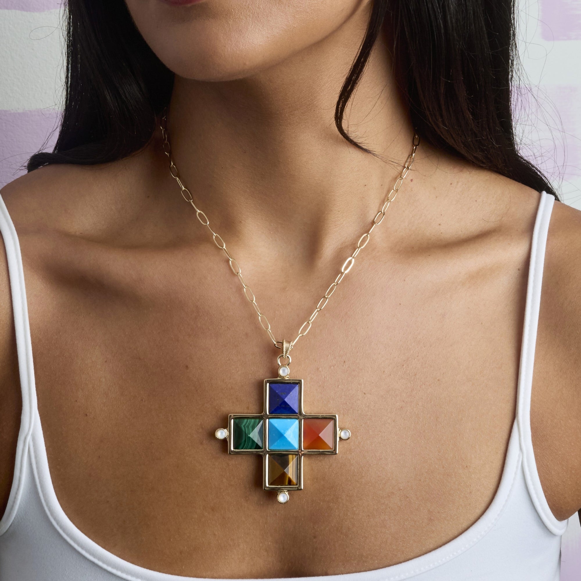 Model wearing the protect gardez bien pyramid pendant on the drawn link chain